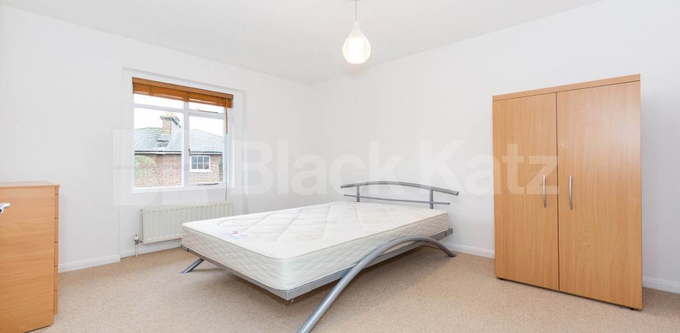 			STUNNING 3 BED WITH ROOF TERRACE & VIDEO VIEWING AVAILBLE!, 3 Bedroom, 1 bath, 1 reception Flat			 Stratford Villas, CAMDEN SQUARE